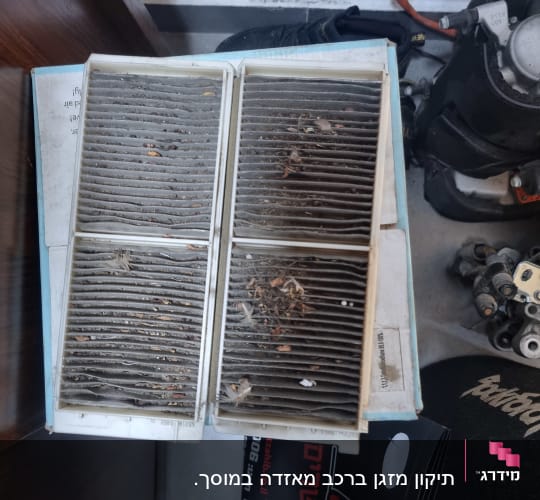 פילטרים מלוכלכים על שולחן עם כלים נוספים